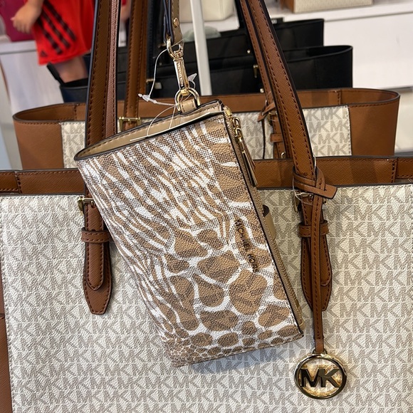 MICHAEL KORS LARGE DOUBLE ZIP WRISTLET WALLET PHONE CASE CLUTCH 
Camel Multi - Picture 11 of 16